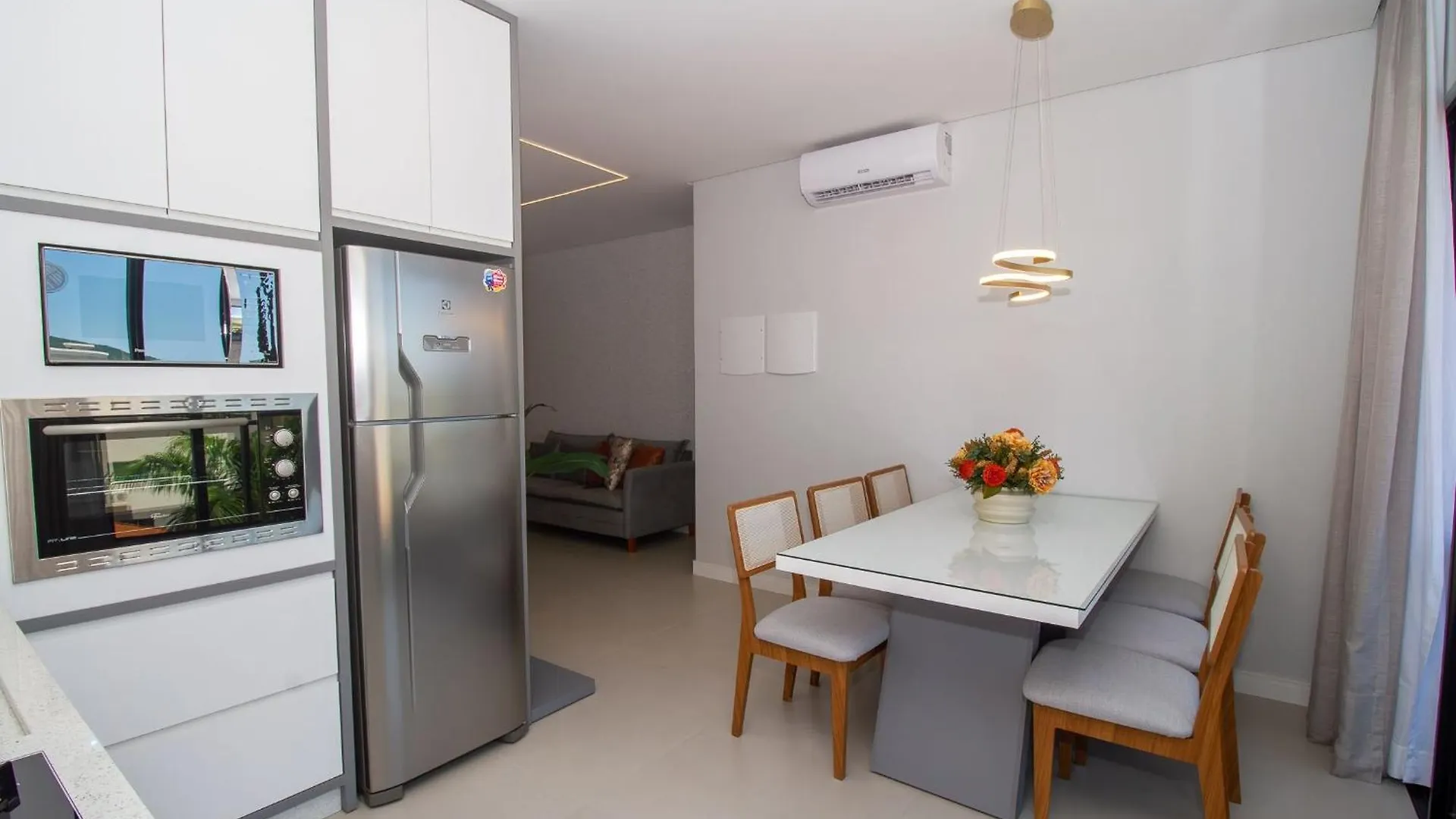 623 Lindo Apartamento Finamente Mobiliado Localizado Na Praia De Bombas Bombinhas